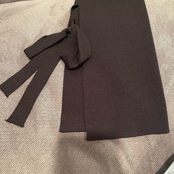 Mock Neck Long Sleeve Knit Sweater. Size: Medium Color: Black - Picture 6 of 9